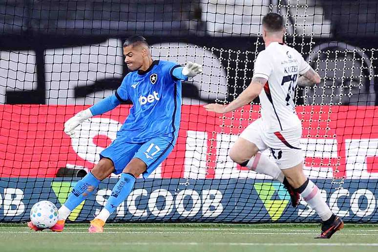 Ual! Warleson fez algumas boas defesas nos &uacute;ltimos jogos do Glorioso &ndash;