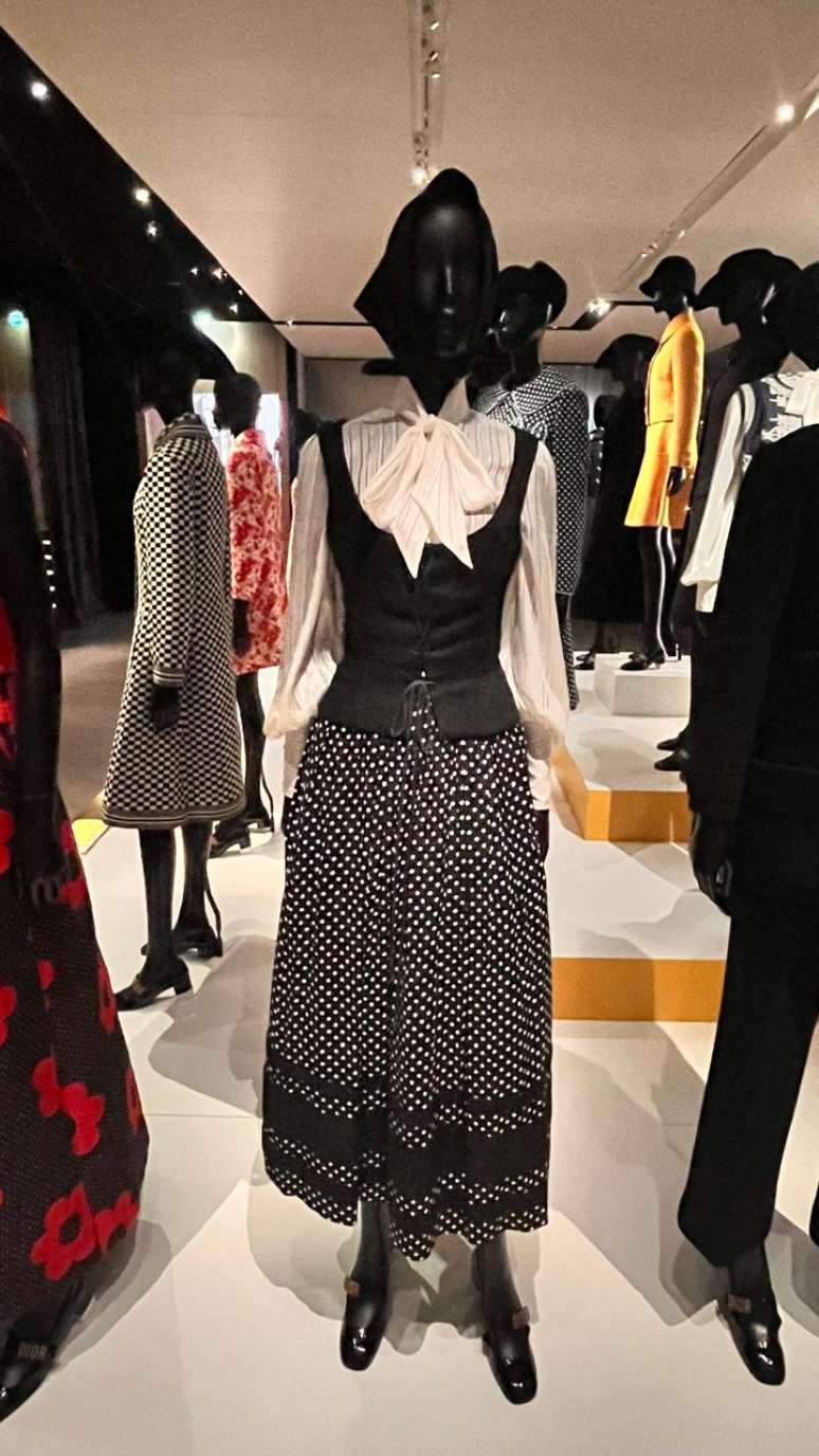 Modelo com saia de po&aacute;, colete e camisa de la&ccedil;o de Christian Dior dos anos 1950 