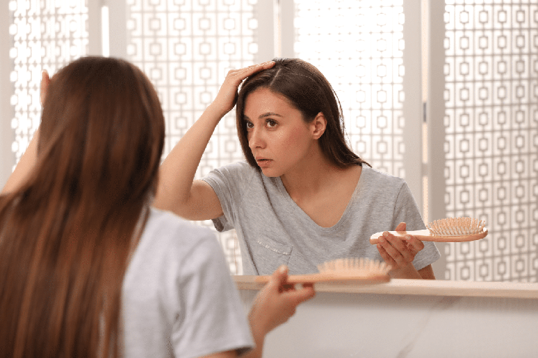 Queda de cabelo intensa ou persistente exige avalia&ccedil;&atilde;o profissional 