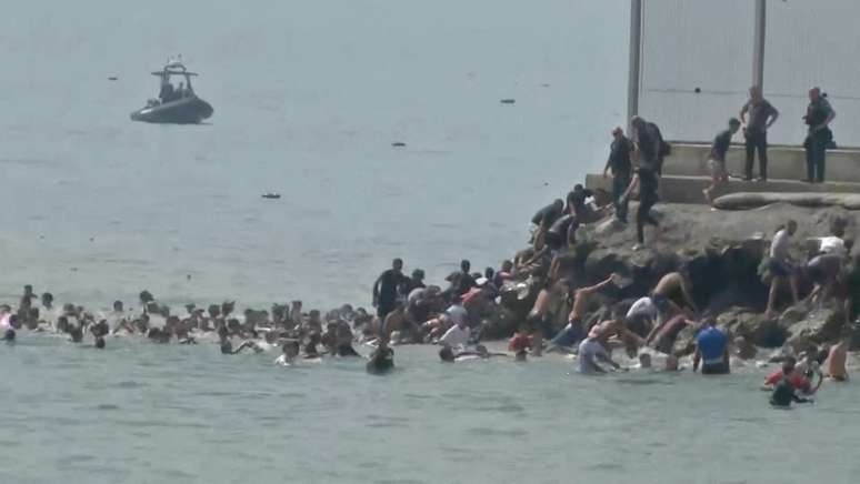 Migrantes atravessam a nado do Marrocos para Ceuta