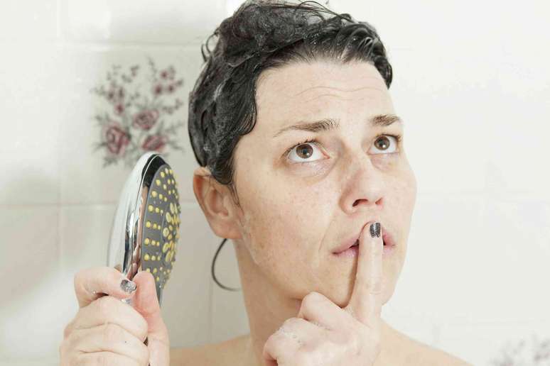 H&aacute; um motivo para muitos de n&oacute;s termos nossas melhores ideias no chuveiro. Lopolo/ Shutterstock