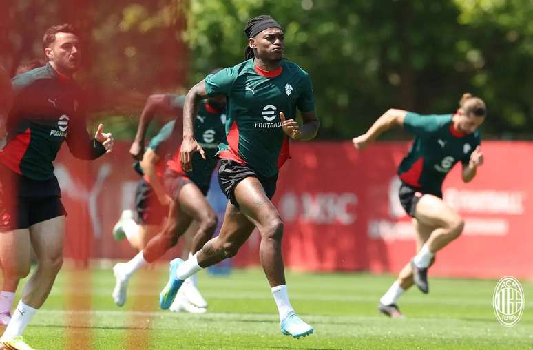 Atividade de prepara&ccedil;&atilde;o do Milan antes de encarar o Chelsea &ndash;
