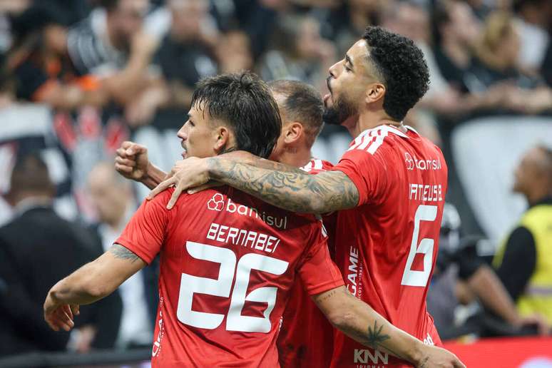 Bernabei recebe os cumprimentos dos colegas ap&oacute;s anotar o gol do Internacional em Itaquera &ndash;