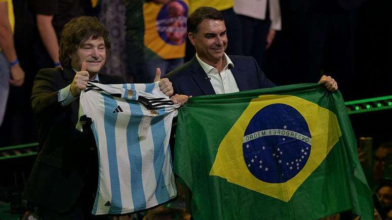 Milei participou da conven&ccedil;&atilde;o partid&aacute;ria do PL que oficializou a candidatura de Fl&aacute;vio Bolsonaro &agrave; Presid&ecirc;ncia