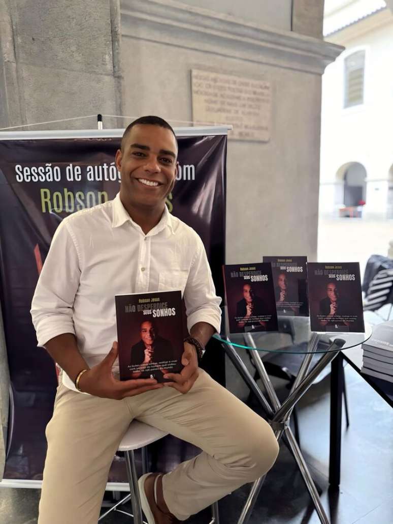 Robson Jesus lan&ccedil;ou um livro em 2025