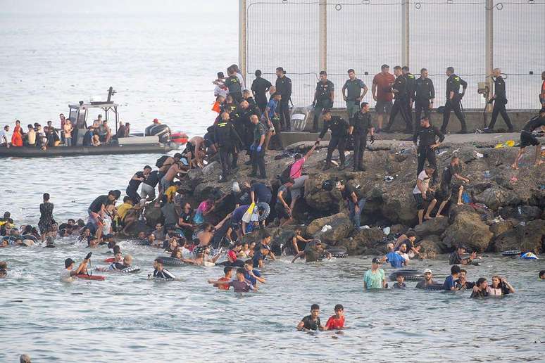 Mais de 70 mil pessoas cruzaram do Marrocos para a cidade espanhola de Ceuta, provocando uma crise humanit&aacute;ria e alterando a diplomacia regional