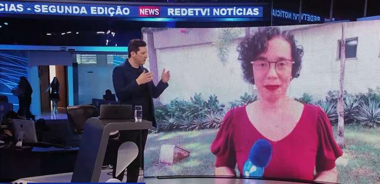 A rep&oacute;rter em uma entrada ao vivo no 'RedeTV! Not&iacute;cias', com Willian Kury: boa fase na TV ap&oacute;s momento dram&aacute;tico no r&aacute;dio