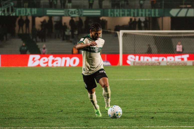 Ronier em a&ccedil;&atilde;o pelo Coritiba. 