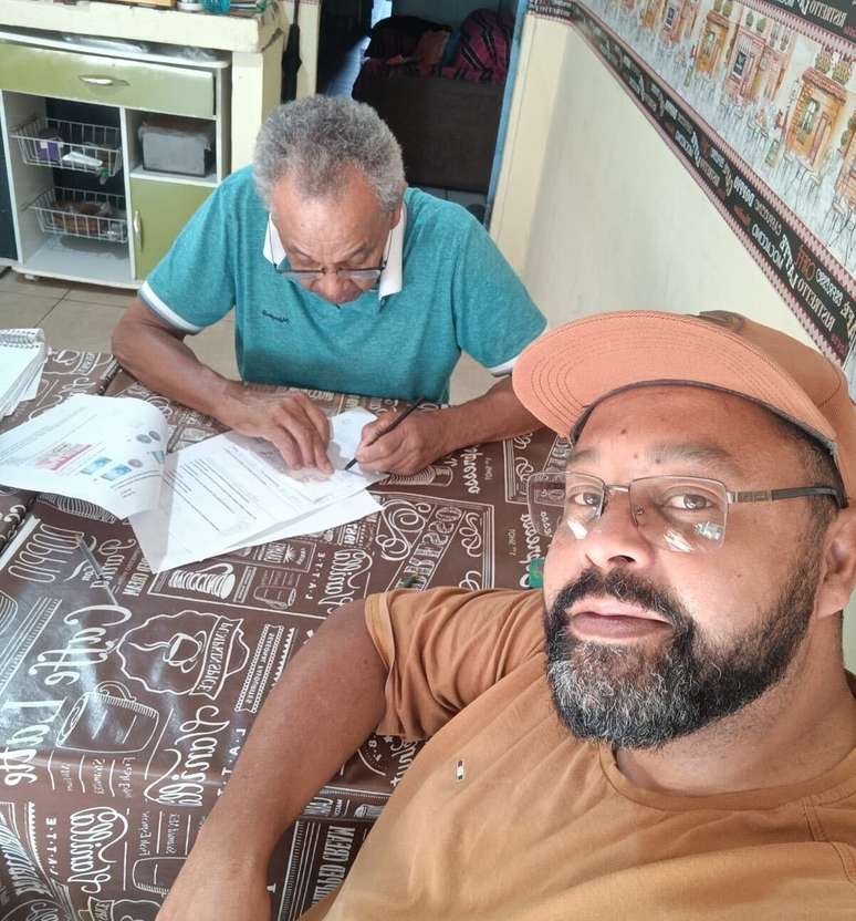 Hoje &eacute; Pertiano quem 'guia' o pai, Elias
