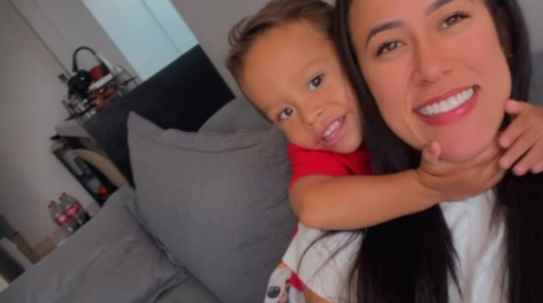 Igor Veloso, de 3 anos, ao lado da m&atilde;e, Sabrina Feitosa
