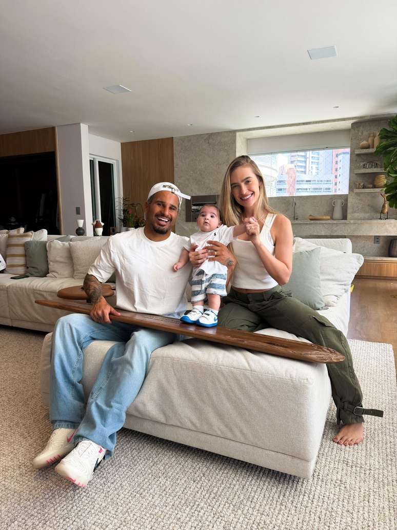 Italo Ferreira, o filho Martin, e a esposa, a nutricionista Sofia Larocca