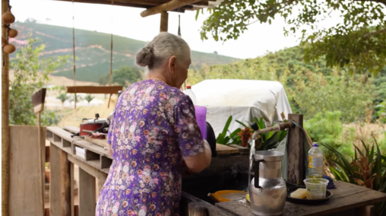 Vov&oacute; Marleide mora no interior de Minas Gerais e tem seguidores de todos os cantos do pa&iacute;s