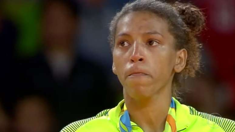 Judoca Rafaela Silva chora no pódio, durante hino do Brasil, após conquista do ouro nas Olimpíadas do Rio - 