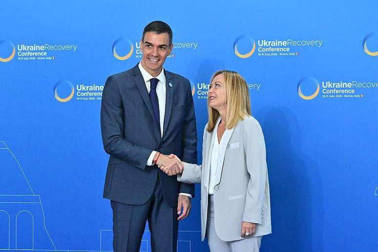 A crise colocou o l&iacute;der de esquerda Espanha, Pedro S&aacute;nchez, em conflito com a primeira-ministra conservadora da It&aacute;lia, Giorgia Meloni