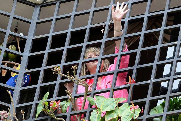 Ap&oacute;s ser libertada da pris&atilde;o, ela foi acusada de "corrup&ccedil;&atilde;o espiritual"