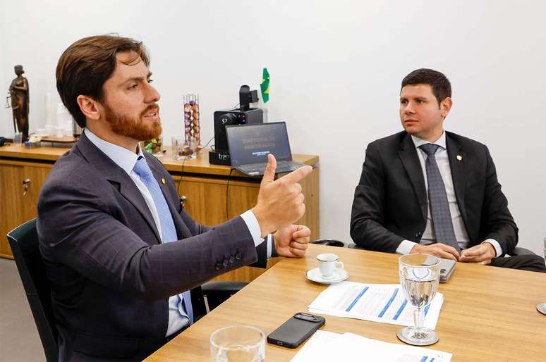 Lu&iacute;s Ot&aacute;vio Ver&iacute;ssimo, presidente do STJD em reuni&atilde;o &ndash;