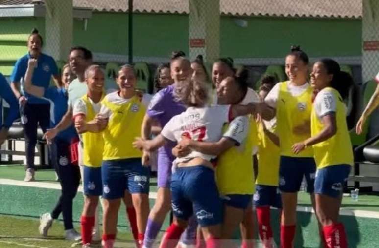 Reprodu&ccedil;&atilde;o de v&iacute;deo - Legenda: Meninas do Bahia comemoram o segundo gol, marcado por Raquel
