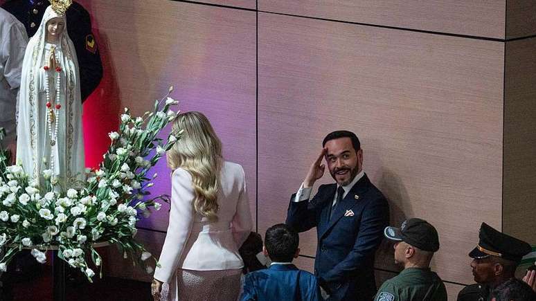 Em um dos lados do palco durante a inaugura&ccedil;&atilde;o, e rodeada de flores, estava uma imagem da Virgem Maria