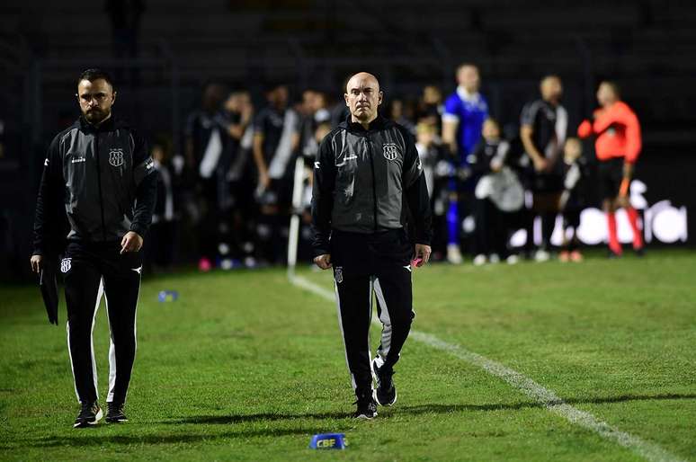 M&aacute;rcio Zanardi, treinador da Ponte, cabisbaixo com s&eacute;rie de maus resultados da equipe na temporada &ndash;