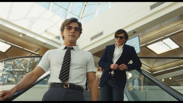 Igby Rigney como Bret e Homer Gere como Robert Mallory em cena da s&eacute;rie 'Estilha&ccedil;os'