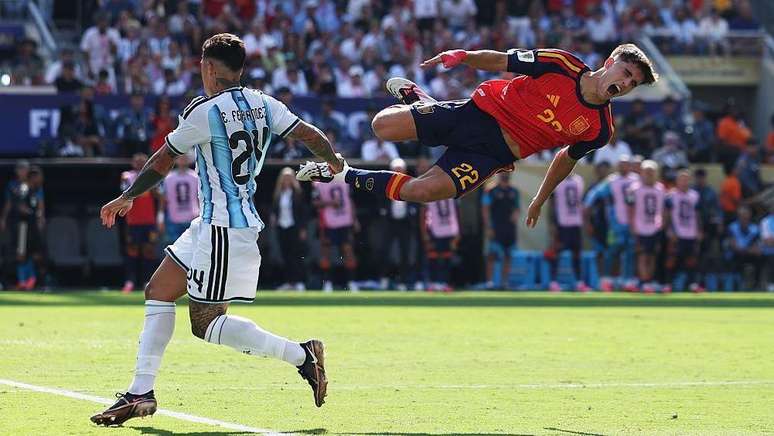 Momento tenso na final da Copa do Mundo de 2026, onde Enzo Fern&aacute;ndez, da Argentina, foi expulso ap&oacute;s uma falta em Pau Cubars&iacute;, da Espanha