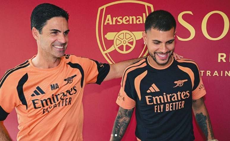 Bruno Guimar&atilde;es ao lado do treinador Mikel Arteta, do Arsenal &ndash; Divulga&ccedil;&atilde;o/Arsenal
