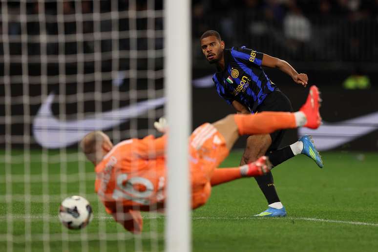 Diouf bate na sa&iacute;da de Di Gregorio para marcar o segundo gol da Internazionale &ndash;