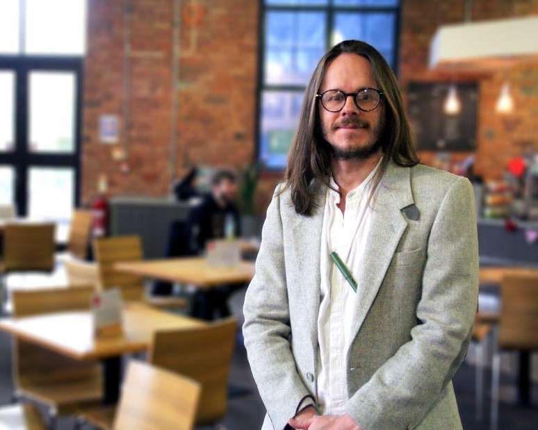 O m&eacute;dico Darren Quelch conversou com pessoas que recebem apoio para o tratamento do alcoolismo sobre suas preocupa&ccedil;&otilde;es em rela&ccedil;&atilde;o aos medicamentos para perda de peso como tratamento