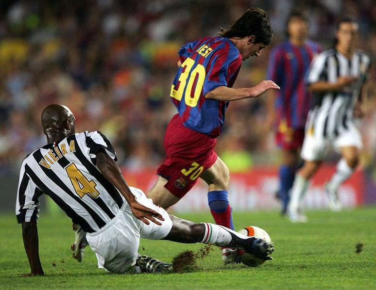 Lionel Messi estreou oficialmente pelo FC Barcelona em 2004.
