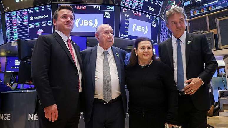 A fam&iacute;lia Batista reunida: da esquerda para a direita, Wesley, fundador da JBS, o pai Jos&eacute;, sua esposa, Flora Mendon&ccedil;a Batista, e Joesley, posando na Bolsa de Valores de Nova York (NYSE) em 2025