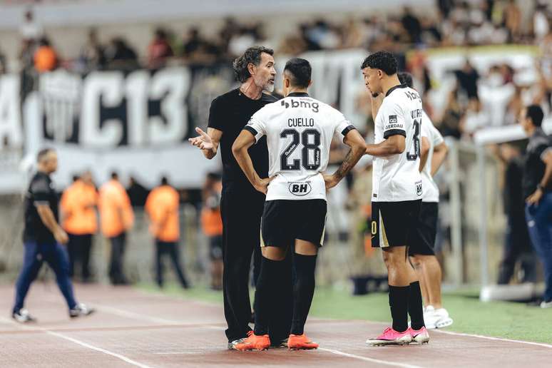 Eduardo Dom&iacute;nguez conversa com alguns jogadores na volta do intervalo da partida no Mangueir&atilde;o &ndash;