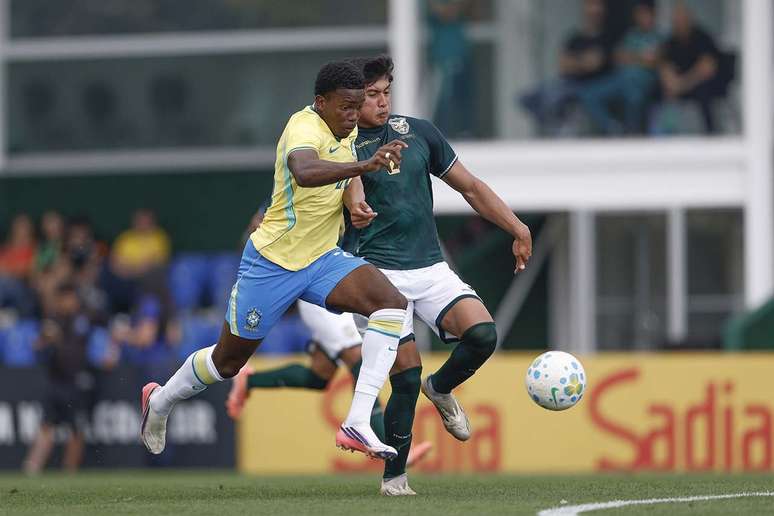Jogadores de Brasil e Bol&iacute;via durante amistoso na Granja Comary &ndash;