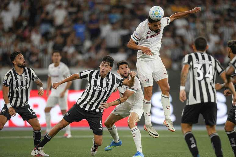 Ign&aacute;cio, de cabe&ccedil;a, marcou o gol do Fluminense diante do Botafogo &ndash; FOTO: MARCELO GON&Ccedil;ALVES / FLUMINENSE F.C.