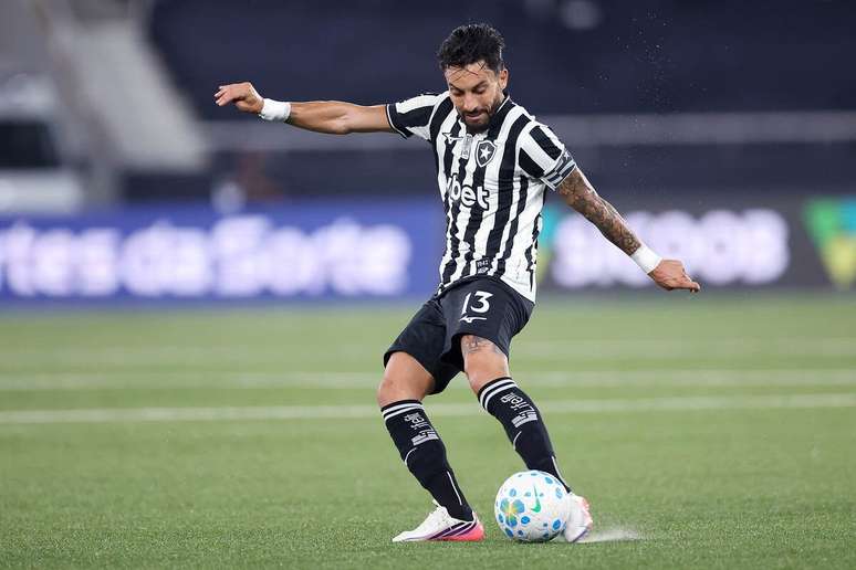 Alex Telles no cl&aacute;ssico contra o Fluminense &ndash;