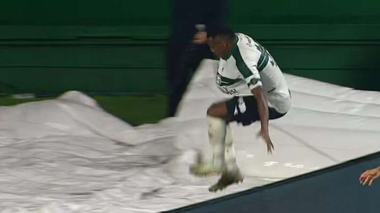 Jacy cai em t&uacute;nel ao comemorar gol do Coritiba