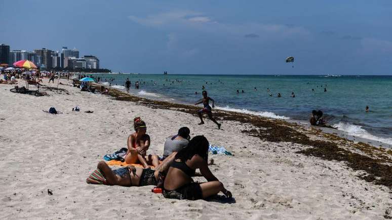 A Fl&oacute;rida abriu suas praias apenas tr&ecirc;s meses depois da declara&ccedil;&atilde;o de emerg&ecirc;ncia relativa &agrave; covid-19 nos Estados Unidos, em 2020