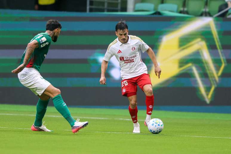 Barboza, zagueiro do Palmeiras, marca Bernabei, destaque do Internacional.