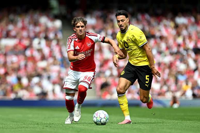 Jogadores de Arsenal e Dortmund em disputa de bola na Copa Emirates &ndash;