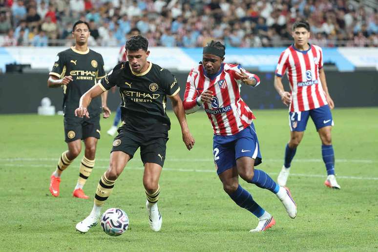 Lookman, do Atl&eacute;tico de Madrid, em disputa de bola com Matheus Nunes, do City, durante amistoso na Coreia do Sul &ndash;