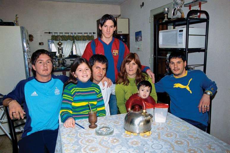 Jorge Messi, ao centro, pai e figura fundamental na carreira brilhante de Lionel Messi.