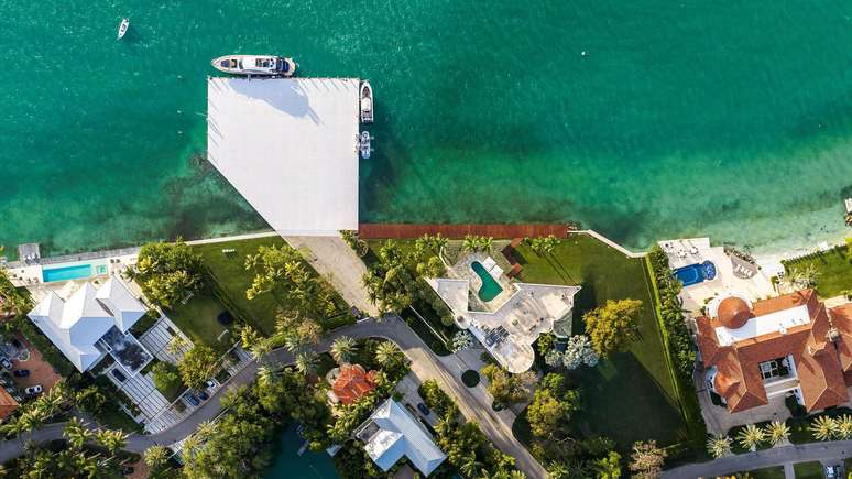 Vista a&eacute;rea da resid&ecirc;ncia de John Devaney, com o heliporto como atra&ccedil;&atilde;o principal