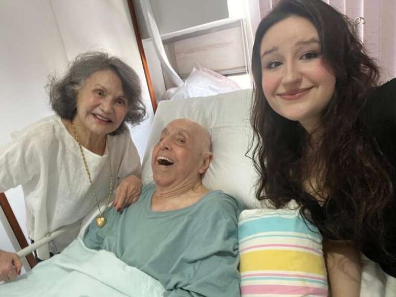 Mauro Mendonça acompanhado por Rosamaria Murtinho e Sofia, neta do casal, no Dia dos Pais de 2026.