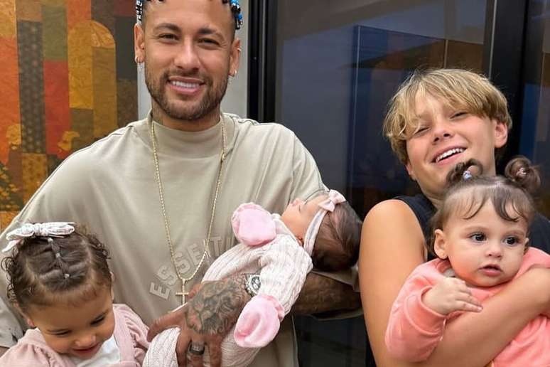 Neymar com os filhos, Mavie, Mel e Helena e Davi Lucca