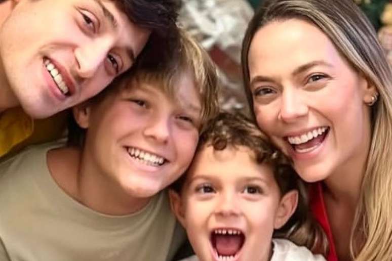 Davi Lucca com Valentim, Carol Dantas e seu padrasto