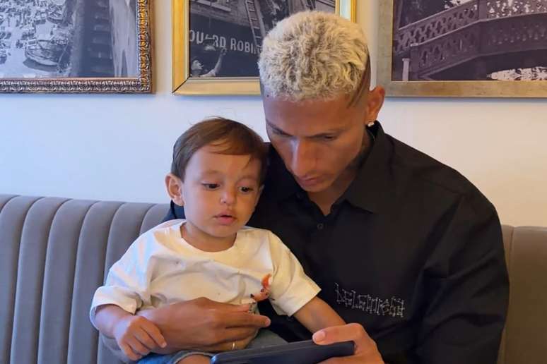 Richarlisson posa com seu filho