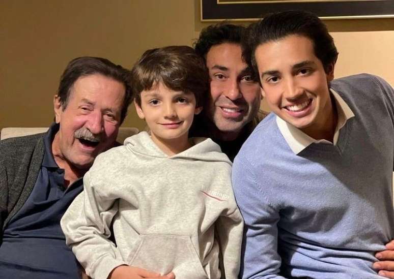 Jo&atilde;o Adibe com o pai, Jo&atilde;o, j&aacute; falecido, e seus filhos Adibe Jr. e Jo&atilde;o Pedro