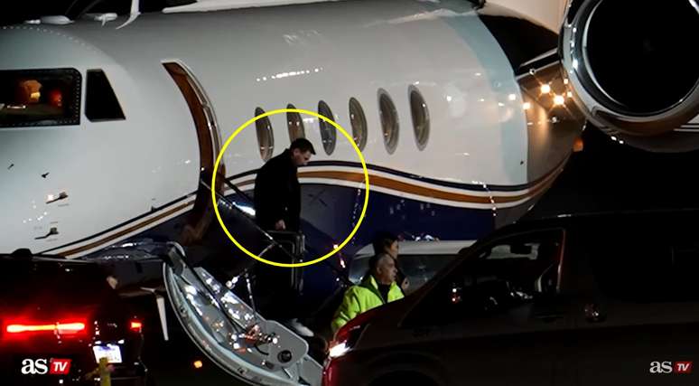 Messi no desembarque em Rosario, no s&aacute;bado (8) &agrave; noite, de onde seguiu para o vel&oacute;rio do pai