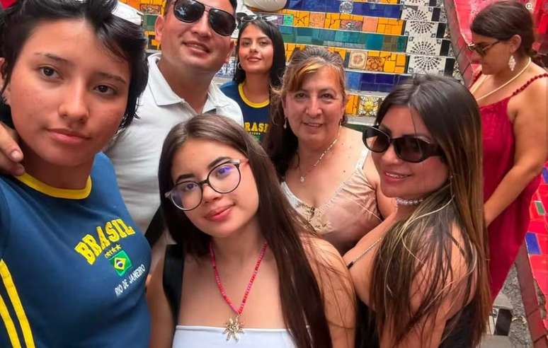 Victor posa com familiares em ponto tur&iacute;stico do Rio