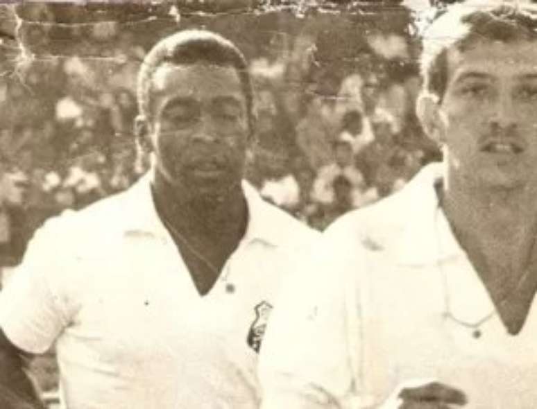 Pel&eacute; e Douglas em partida pelo Santos