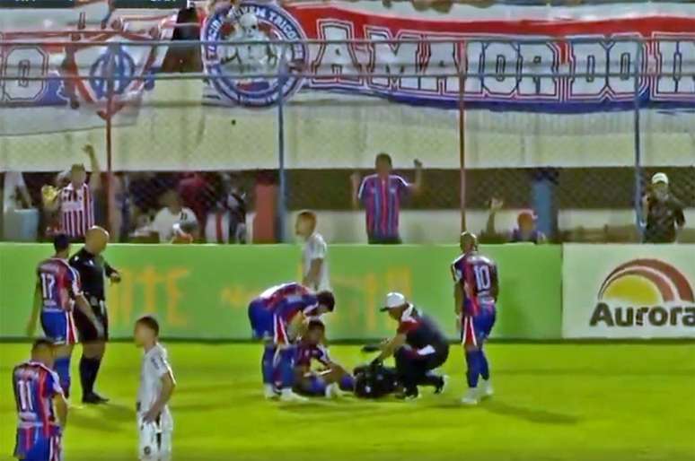 Profissional chegou rapidamente ao atleta que precisou de atendimento durante o confronto &ndash;